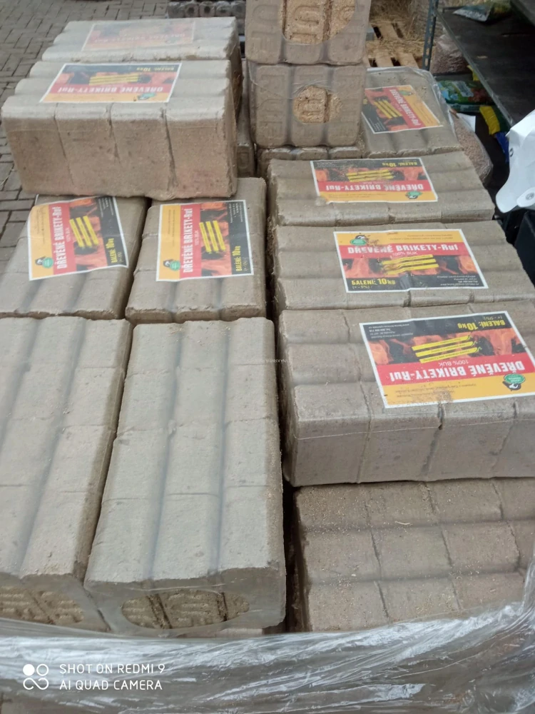 Dřevěné brikety RUF DUB paleta 96 balení po 10kg